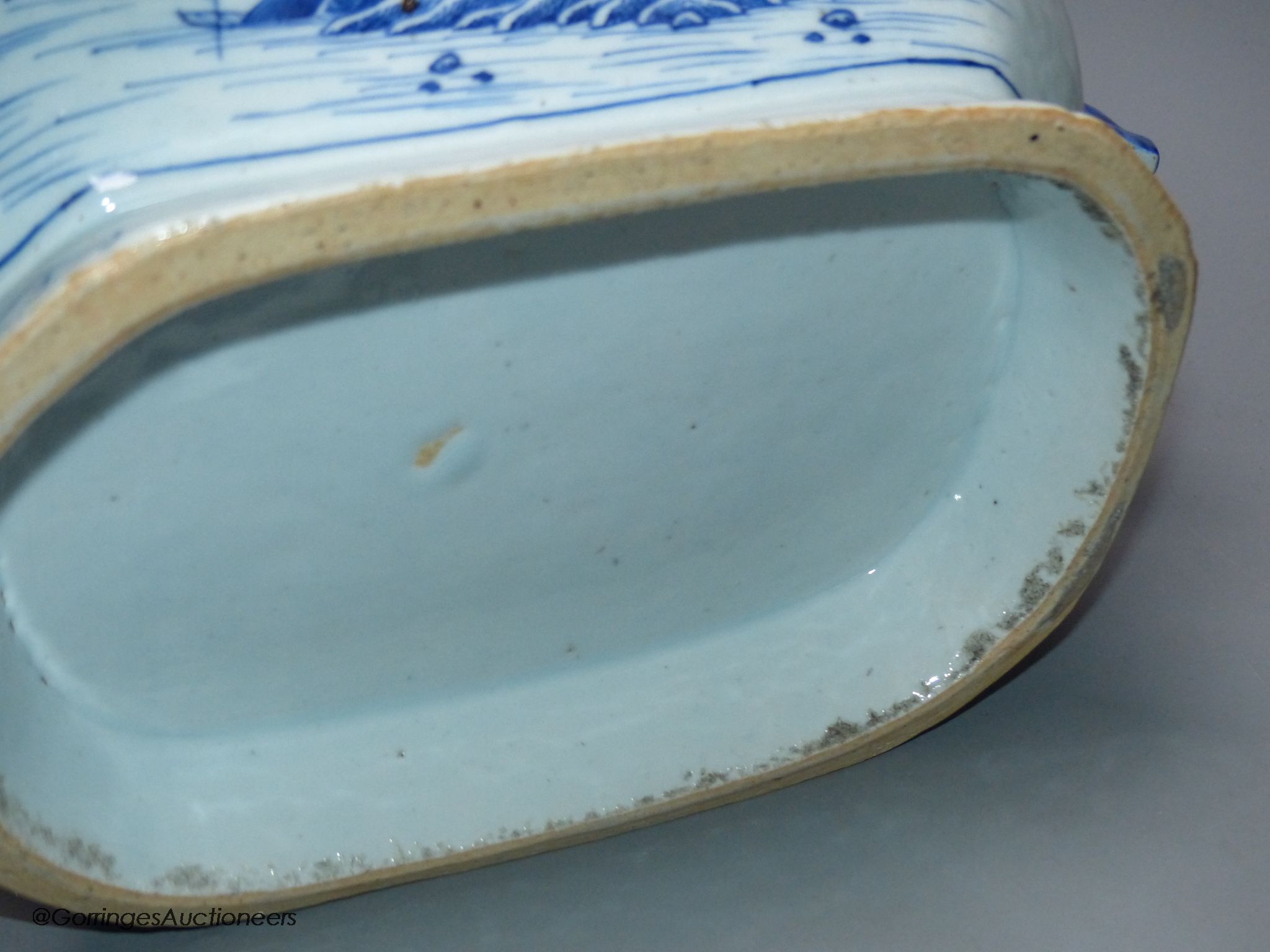 An 18th century Chinese export blue and white porcelain tureen and cover, 24cm high, 30cm wide.